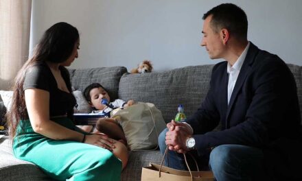„Jonatán isteni csodának köszönhetően túlélte” -meglátogatta otthonában az ötödik emeletről kizuhant 3 éves kisfiút Csepel polgármestere