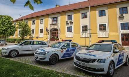 Elsírta magát a kislány az iskolában, majd elmondta az iskolapszichológusnak, hogy milyen szörnységet művel vele az ágyban a pótnagypapa