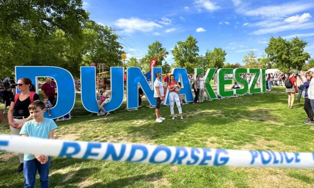 “Fejvesztve menekültek a gyerekek” – Letépte egy kisfiú ujjait a játék Dunakeszin a majálison, mentők vitték kórházba a gyermeket