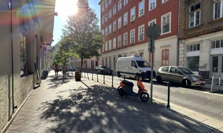 Parkolóhely-vita: A fideszes Sára Botond újra parkoló autókkal kitömött utcákat akar Józsefvárosban, Pikó András inkább a gyalogosoknak adja az utcákat