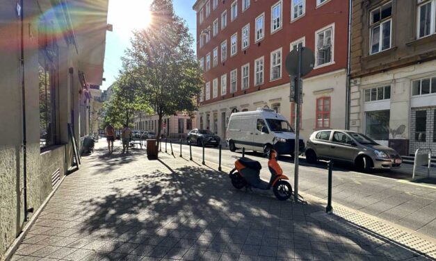 Parkolóhely-vita: A fideszes Sára Botond újra parkoló autókkal kitömött utcákat akar Józsefvárosban, Pikó András inkább a gyalogosoknak adja az utcákat