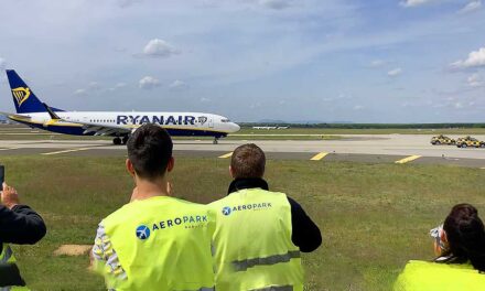 Szokatlan dolog történt a Ryanair gépével Ferihegyen, többen látták a speciális felvezetést – Videó