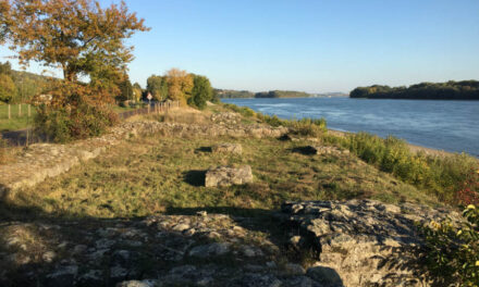 Verőcei hajóbaleset: a Duna kerítéses szakaszán vergődött partra a súlyosan sérült férfi, a helyiek összefogással segítik a túlélők után kutatókat