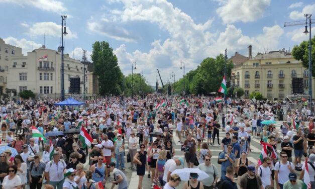 Órákkal Magyar Péter demonstáricója előtt megtelt a Hősök tere, a Deák téren már nem lehet felférni a metróra