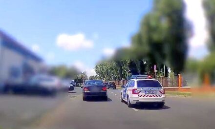 Autós üldözés: Rendőrautókkal a nyomában Pest jelentős részén végigszáguldozott a Mercedes, egy villamosvezető segített a rendőröknek, nem hiszed el, hogyan lett vége a hajszának – VIDEÓ