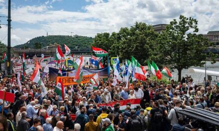 Békemenet: Fásy Ádám, Pataky Attila és Bayer Zsolt vezeti a tömeget a Margitszigetre