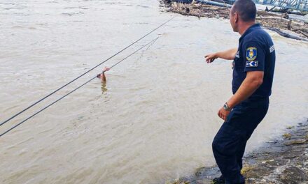 Drámai mentőakció a Margitszigetnél: a Dunában sodródó, kimerült férfi három összekapaszkodó rendőrnek köszönheti az életét