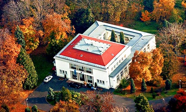 Bukása után fél évvel, még mindig nem költözött ki Novák Katalin az államfői rezidenciából: a luxusvillára 300 milliót költött a magyar állam