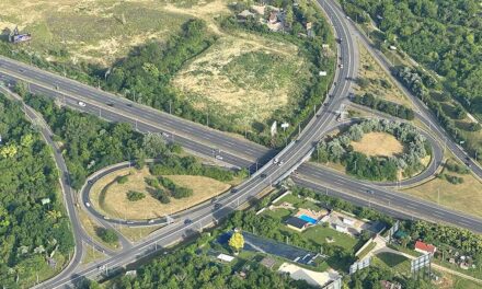 Kisrepülőgép zuhant egy autópályára, az utasok azonnal meghaltak