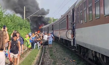 Busszal ütközött és kigyulladt a Budapestre tartó Eurocity, halálos áldozatok is vannak