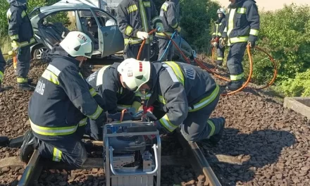„Sajnálom őket, el se tudom képzelni, hogy most mit érezhetnek a hozzátartozók” – szabályosan átment az autón a vonat Méránál, mindhármon utas azonnal meghalt