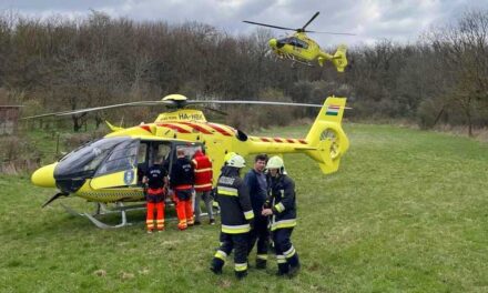 Tömegbaleset Izsáknál: 1 ember meghalt, 11-en megsérültek, a helyszínre több mentőhelikopter érkezett