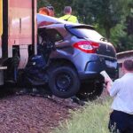 Halálos szerda a MÁV-nál: Szentesnél ketten meghaltak, miután az autó sofőrje az érkezőő szerelvény elé hajtott, 3 embert pedig elgázolt a vonat