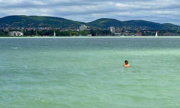 „A barátnője hangosan felsírt, hogy az ő életét megmentő barátja meghalt”- megszólalt az orvos, aki feleségével együtt küzött a balatonlellei strandon a 26 éves férfi életéért