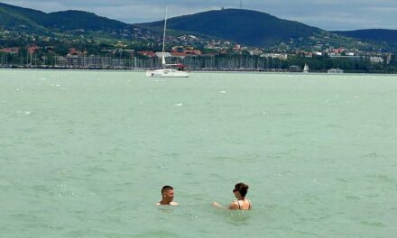 Tragédia Balatonlellén: kimentette bartánőjét a vízből, majd belefulladt a vízbe a 26 éves férfi