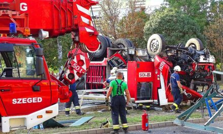 Felborult egy tűzoltóautó Szegeden, elképesztő, hogy mi történt – FOTÓK