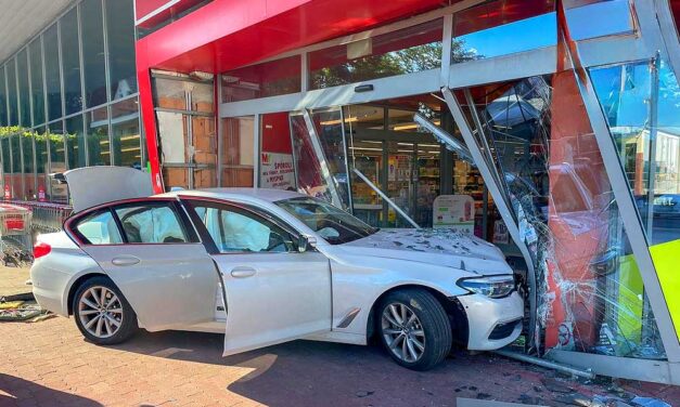 Nekihajtott a solymári Spar bejáratának a BMW-s, hatalmas felfordulást okozott – FOTÓK