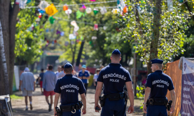 Biciklivel, rollerrel és gyalog is járják a Sziget Fesztivált a rendőrök, a vízzsaruk pedig éjjel-nappal a rendezvény közelében cirkálnak
