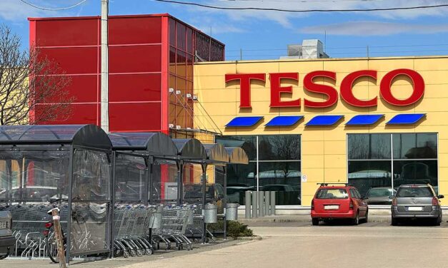 Már nem terendi a Tesco? Akkora veszteséget hoztak össze, hogy a fal adja a másikat – Mi a baj velük?