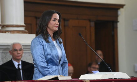 Novák Katalin teljesen kiborult, amikor egy budai kávézó előtt kérdezni szerette volna az újságíró: szerinte a magyar média inkorrektül viselkedik vele
