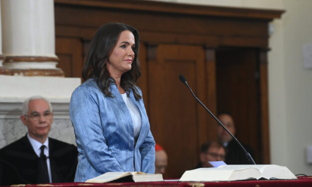 Novák Katalin teljesen kiborult, amikor egy budai kávézó előtt kérdezni szerette volna az újságíró: szerinte a magyar média inkorrektül viselkedik vele