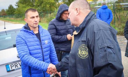 Összehozta őket az árvíz: Németh Szilárd kezet fogott a csepeli polgármesterrel, Borbély Lénárddal, akit ő csinált ki a Fideszből