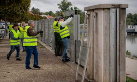 Szentendrén váratlanul előrébb hozták a mobilgát építését,  Pintér Sándor belügyminiszter közben pálinkát vett a gátakon dolgozóknak