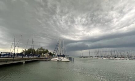Megbillent a Balaton, a heves viharok miatt nagy eltérés alakult ki az északi és a déli part között