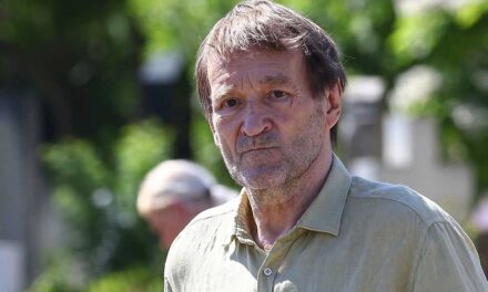 „Fel kell vállalni, amikor végig kell menni a kórházi folyosón, minden csővel” –  9 év alatt ötször műtötték meg a rákbeteg Cserhalmi Györgyöt
