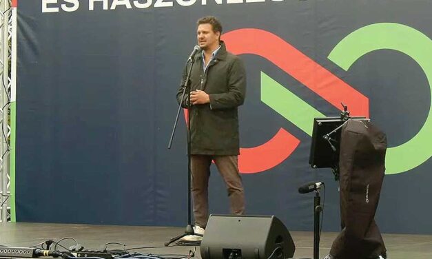 Tüntetés az MTVA székháza előtt: Nagy Ervin beszédével indult a demonstráció