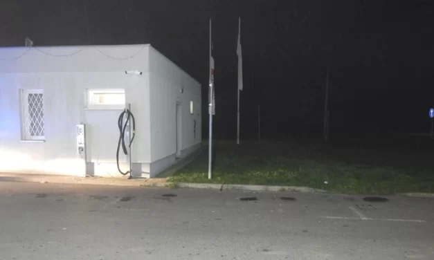 Balhé a zelei benzinkúton: vascsővel és karddal támadt egymásra két férfi