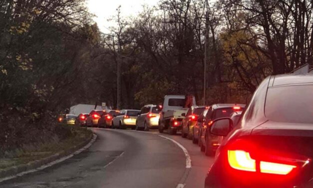 Csőtörés a Budakeszi úton: az autósok órák óta ülnek a dugóban, szinte lehetetlen bejutni Budapestről