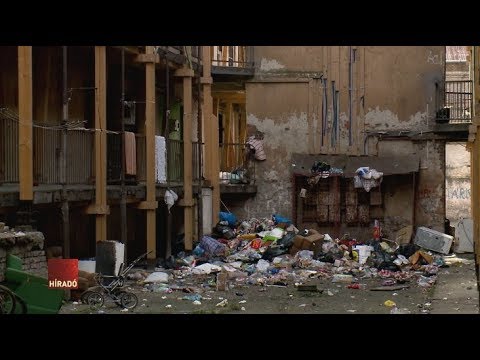 Önkényes lakásfoglalók lepték el a bontásra váró Hős utcai épületeket: hajláktalanok és vidékről felköltöző családok lakják az egykori drogtanyát