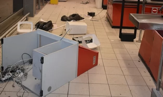 Szétverte az egyik Spar üzletet egy habzó szágú ámokfutó: a vásárok menekültek a boltból