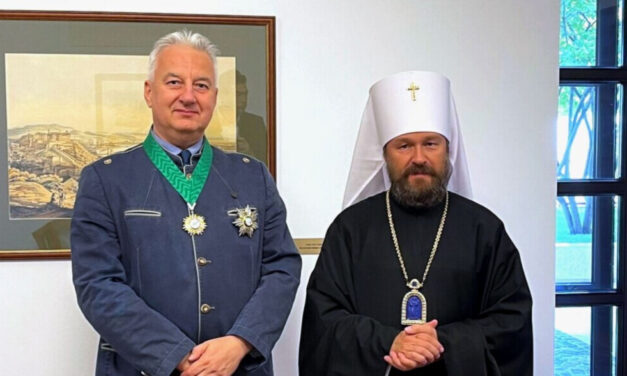 Kirúgtát a ministráns fiút zaklató orosz ortodox egyház budapesti vezetőjét: a metropolita luxuséletet élt Vácdukán