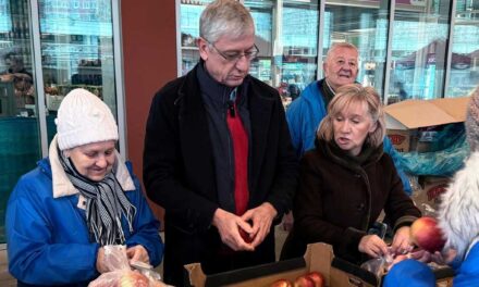 Balhé a békásmegyeri piacon: kiakadta a kofák a DK kedvezményes gyümölcsvására miatt, szerintük Gyurcsányék elviszik tőlük a vásárlókat