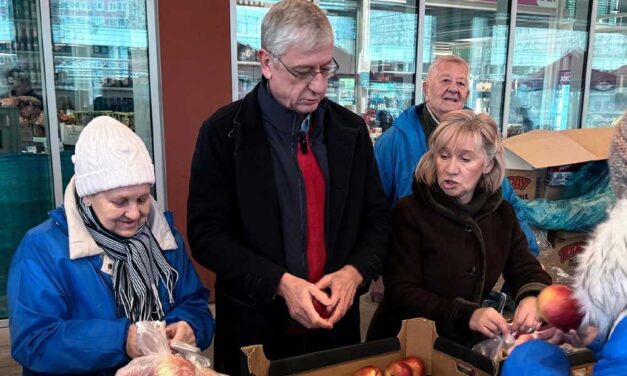 Balhé a békásmegyeri piacon: kiakadta a kofák a DK kedvezményes gyümölcsvására miatt, szerintük Gyurcsányék elviszik tőlük a vásárlókat
