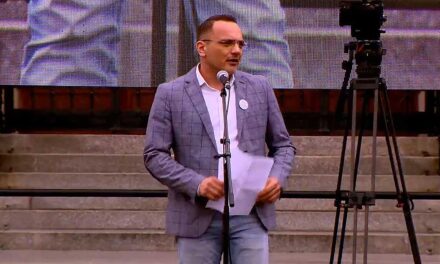 Balhé Szigetszentmiklóson: leköpte a polgármestert az adventi gyertyagyújtáskor egy helyi lakos, Nagy János válaszul pofon vágta a férfit