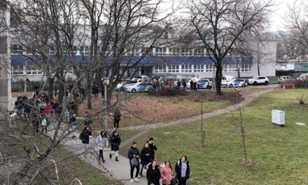 Megint bombariadó van több iskolában: Egerben és Miskolcon kiürítették az épületeket