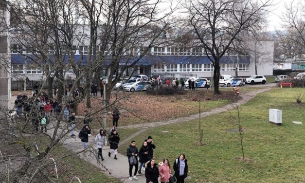 Megint bombariadó van több iskolában: Egerben és Miskolcon kiürítették az épületeket