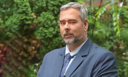 Visszafizetteti Óbuda börtönben ülő polgármesterével a felvett fizetését Budapest főispánja