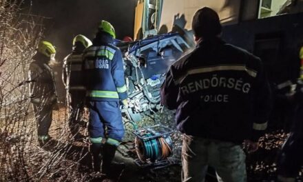 Vonattal ütközött egy autó, ketten azonnal meghaltak