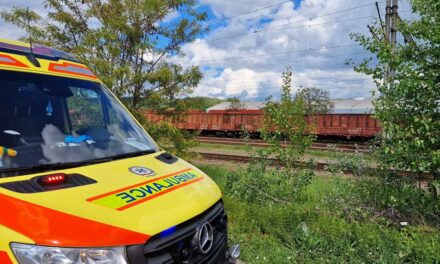 Családi tragédia Győrnél: a 8 éves kislány végignézhette, ahogyan anyja kisebbik testvérével a vonat elé ugrik