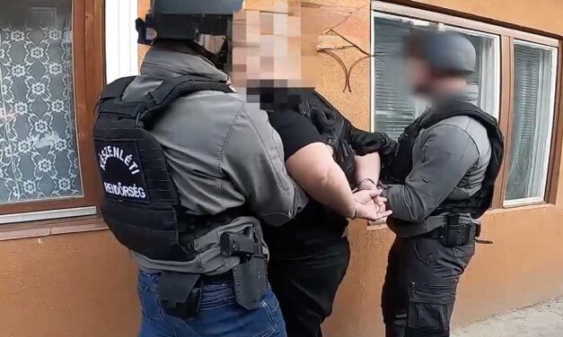 Külföldi turistákat húzott le a bulinegyedben egy banda,Dunaharasztiban csaptak le a rendőrök, rengeteg pénzt találtak náluk