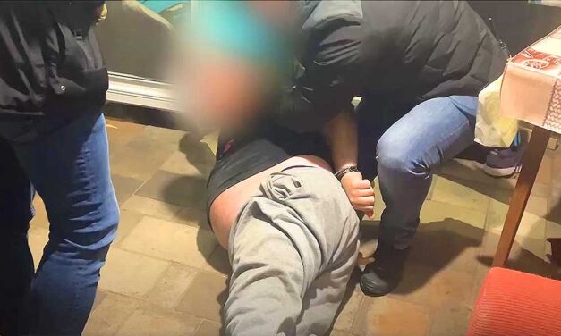 „Ameddig élek kiállok mellette” – mondta a tápiószentmártoni rém anyja, a férfi barátnője gyermekeit molesztálta