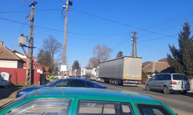 Halálos gázolás Pátyodon: lány az autóban várta az 56 éves nőt, akit a patikából kilépve ütött el egy kisbusz