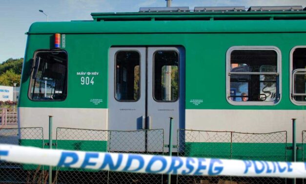 Kést villantott a HÉV-en a férfi, a szemközt ülő nőnek menekülnie kellett – rendőrségi razziát rendeltek el Kerepesen