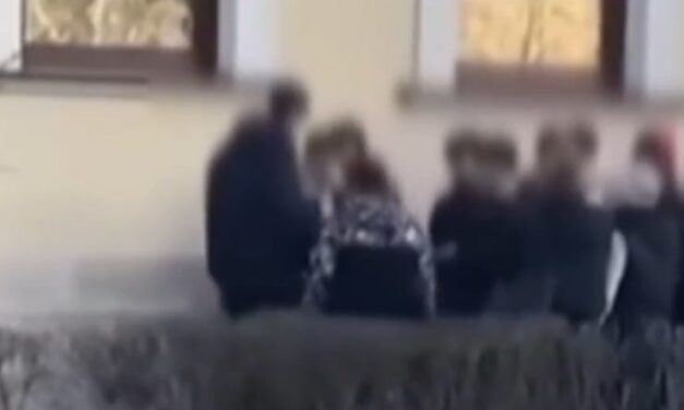 Megkínoztak egy diákot Kisvárdán, iskolatársai arra kényszerítették, hogy a földön fekve cipőiket csókolgassák