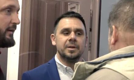 Sértődött óvodásként viselkedett Kammerer Zoltán, Göd polgármestere, aki megint elmenekült a sajtó elől – VIDEÓ