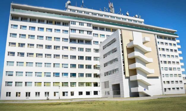 Egy ismert műsorvezető és egy politikus gyermekén is nemátalakító műtétet végzett a két letartóztatásban lévő orvos a kiskunhalasi kórházban